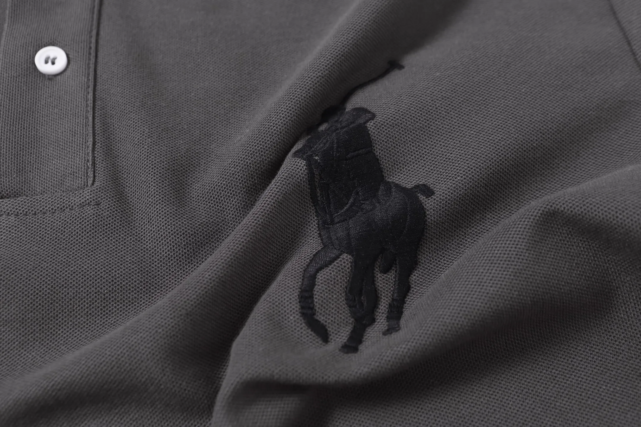 P150 Style No.: A012 [Ralph Lauren Classic Logo Embroidered Polo Shirt] ✅250g fine cotton pique fabric, custom-woven and dyed threads ✅Original stickers Scan the QR code to enter the official website ✅Large version, loose and stylish, can wear up to 210 pounds Color: Black White Navy Blue Sky Blue Dark Gray Floral Gray Size: S-XL